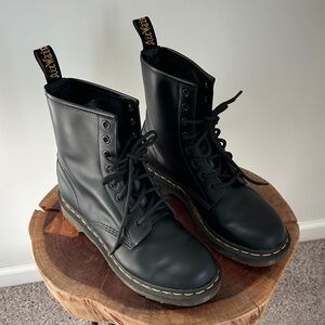 DOC MARTIN air wair classic black in excellent used condition size 8